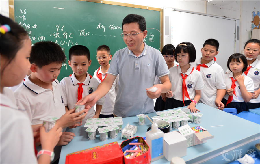 陈玉林把学生当作自己的孩子一样看待，这叫对学生的“母爱”。